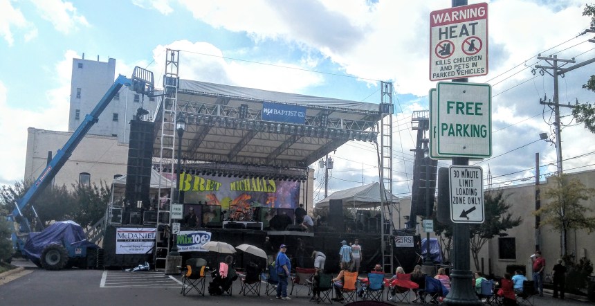 Fans get early seats for Brett Michaels.